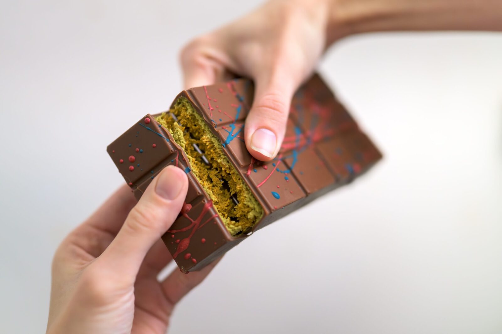 Tableta de chocolate Dubái abierta con relleno de crema de pistacho y kataifi crujiente